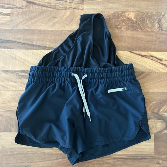 Vuori Clementine 2.0 shorts 2.5” - Picture 3 of 5